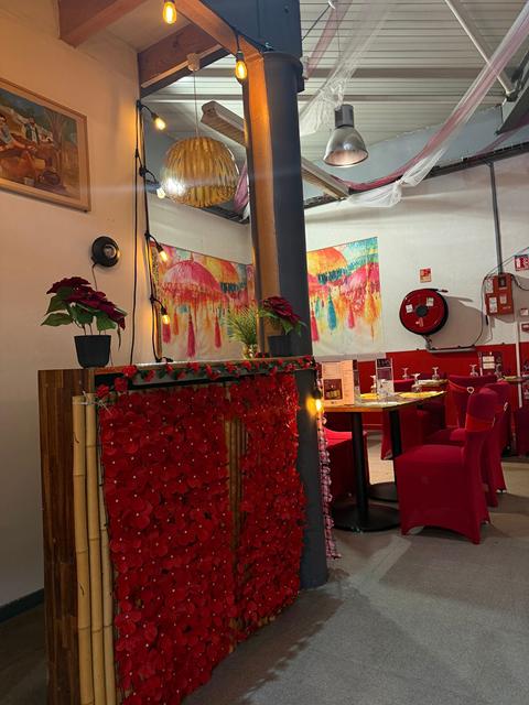 Comptoir décoré de fleurs rouges et de bambou
